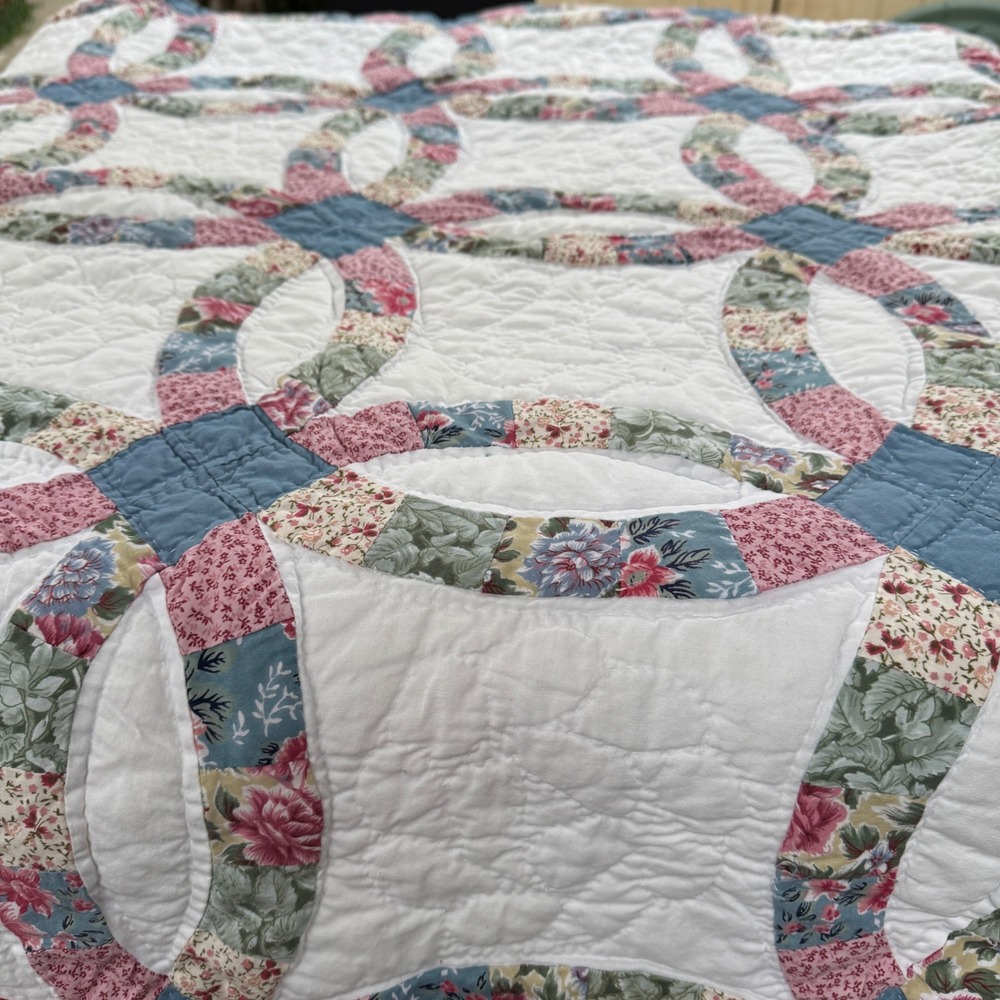 Vintage American Pacific Double Wedding Ring Quilt Full Queen Floral Scalloped